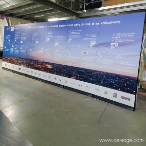 Fresque sur totems lestes pour lexterieur — STANDS et TOURS ultra design pour le forum de la SNCF