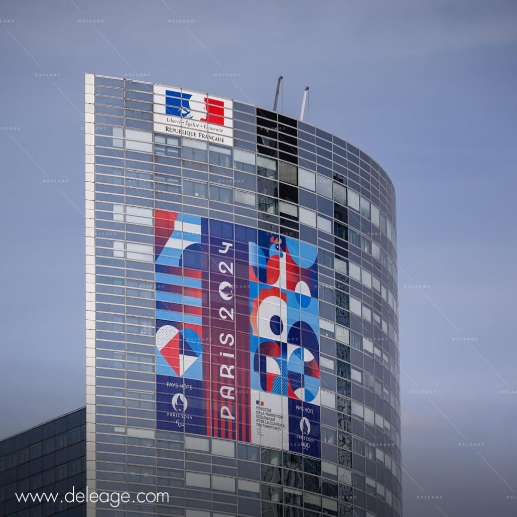 microperforee-grand-format Microperforee grand format — Habillage aux couleurs des JO PARIS 2024 sur la façade de la tour Sequoia