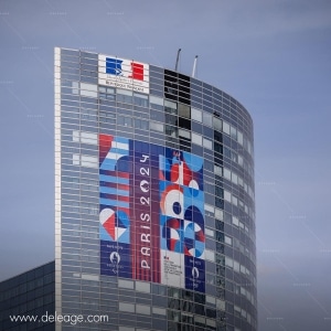 Microperforee grand format — Habillage aux couleurs des JO PARIS 2024 sur la façade de la tour Sequoia