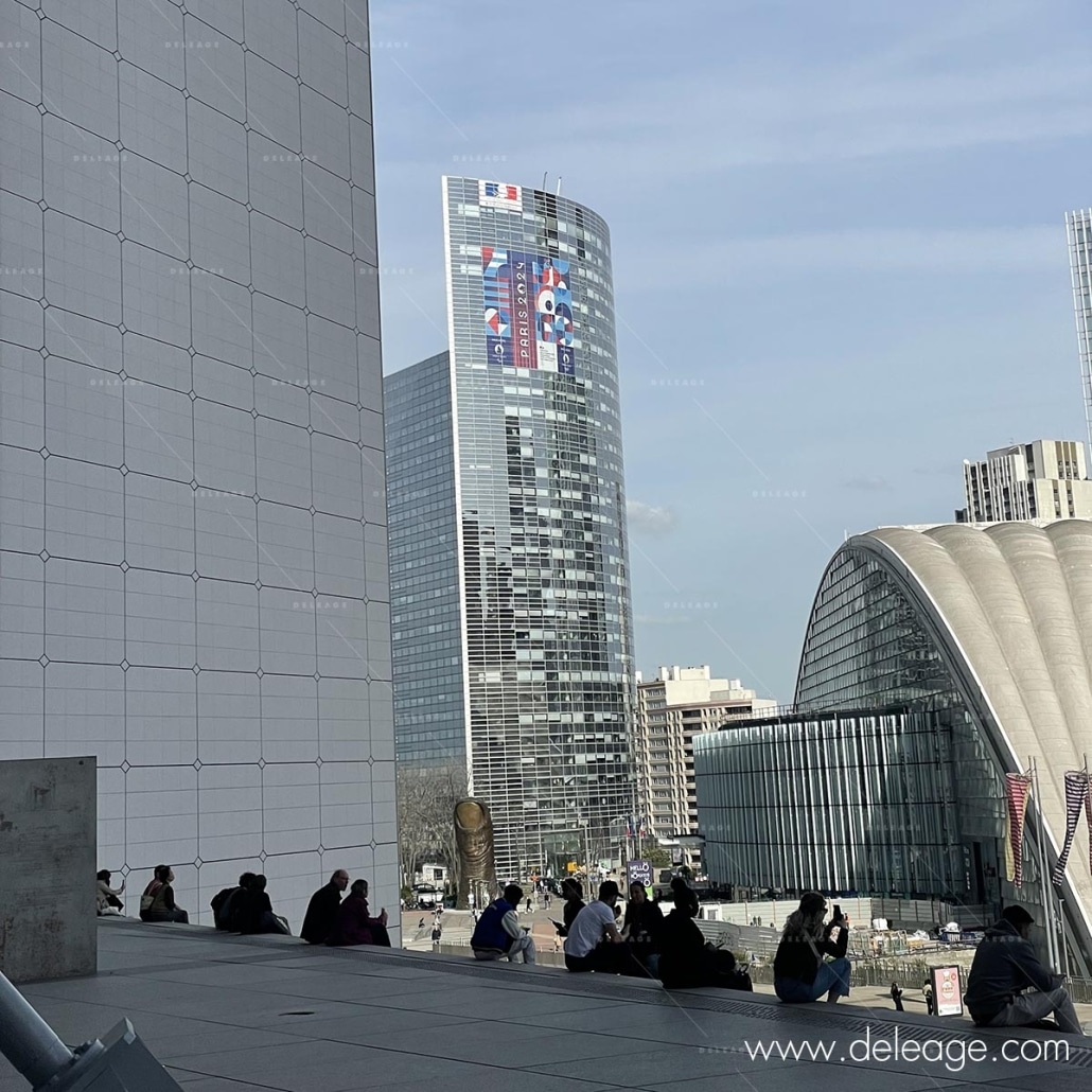 vitrophanie-pose-grande-hauteur Vitrophanie pose grande hauteur — Habillage aux couleurs des JO PARIS 2024 sur la façade de la tour Sequoia