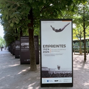 Pyramide ZIG-ZAG metalique — La grande EXPOSITION EXTERIEURE des JO PARIS 2024