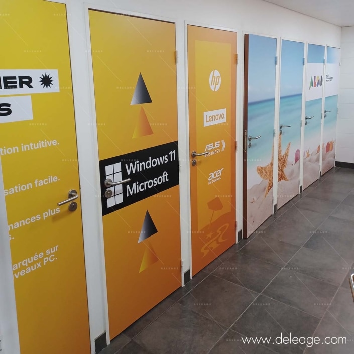 impression-sur-portes-sanitaires Impression sur portes sanitaires — La DECORATION IMMERSIVE une dynamique INCROYABLE pour l’entreprise !