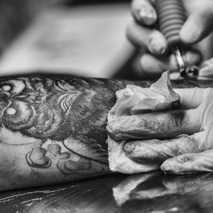 Vitrophanie tatouage — Aménager la vitrine de votre salon de tatouage avec la vitrophanie