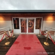 Tapis rouge moquette événement — METAMORPHOSE d’une salle standard en DECOR CARNAVAL CIRCUS