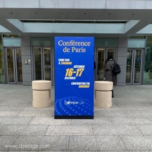 Totem d'affichage eventementiel extérieur — Conférence de Paris OCDE, la SIGNALETIQUE d'un événement annuel