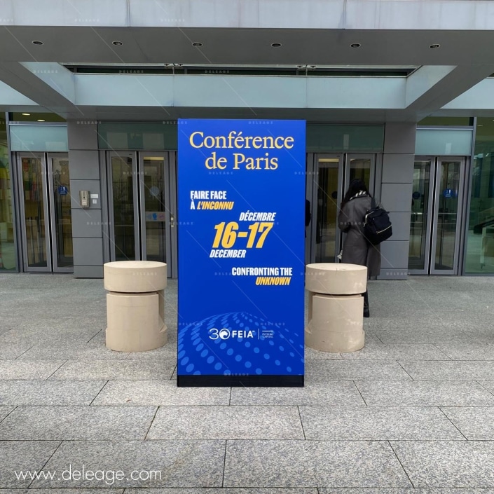 totem-d’affichage-eventementiel-exterieur Totem d'affichage eventementiel extérieur — Conférence de Paris OCDE, la SIGNALETIQUE d'un événement annuel