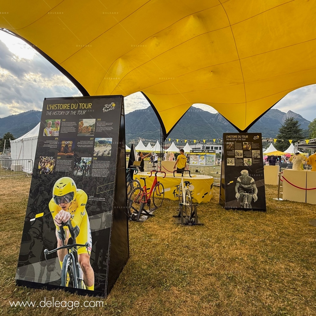 Totem-expo-exterieure (2) Totem expo extérieure — Le stand officiel de l’ETAPE DU TOUR 2025 (vue 2)