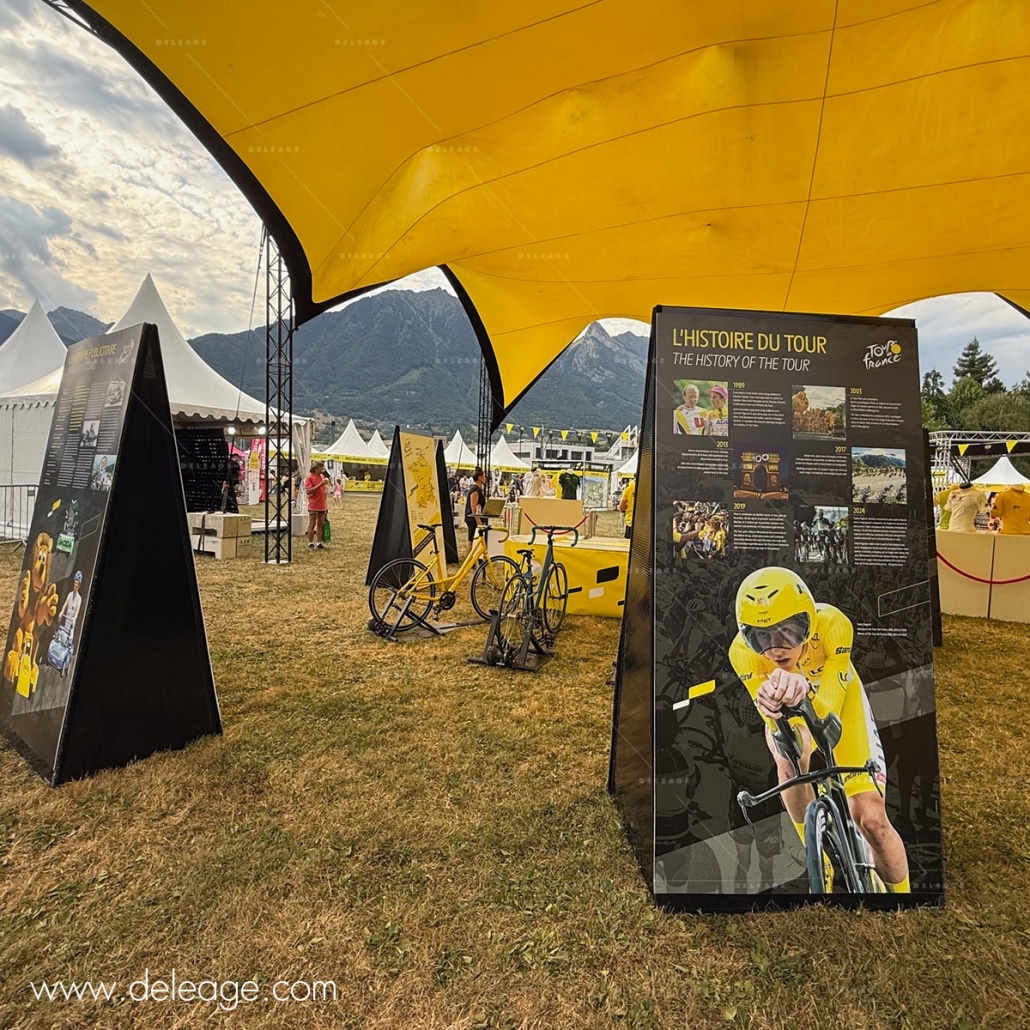 Totem-expo-exterieure (3) Totem expo extérieure — Le stand officiel de l’ETAPE DU TOUR 2025 (vue 3)
