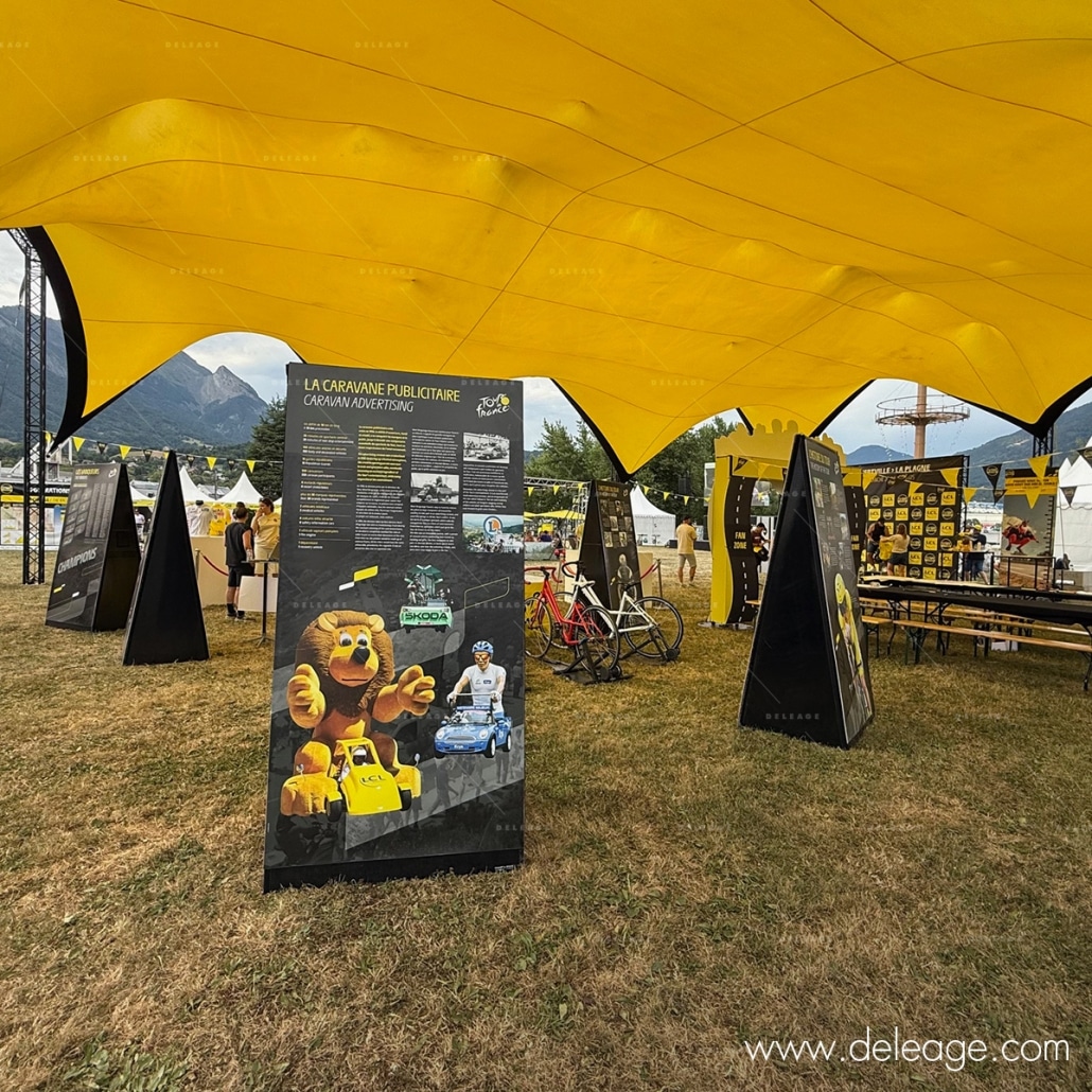 Totem-expo-exterieure (4) Totem expo extérieure — Le stand officiel de l’ETAPE DU TOUR 2025 (vue 4)
