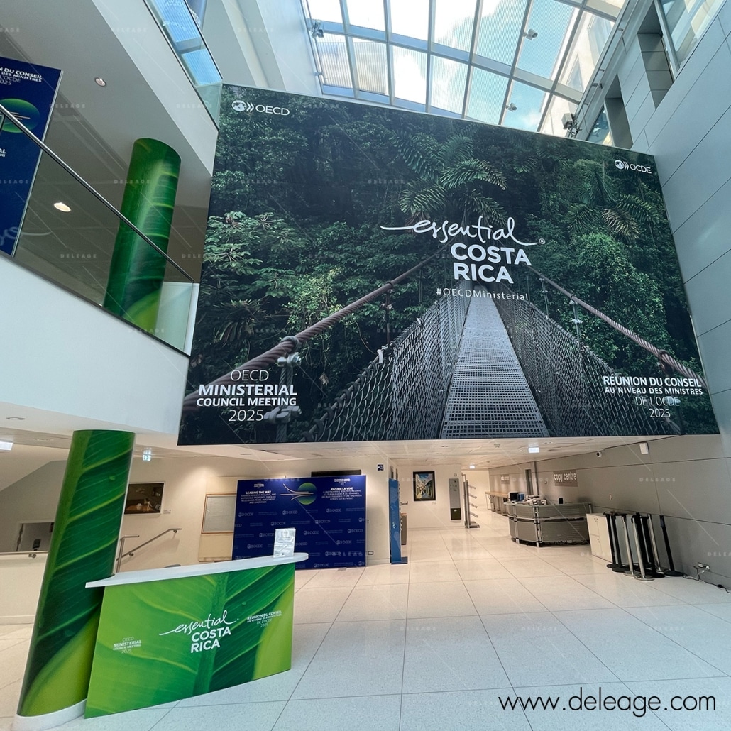 affichage-verticale-suspendu Affichage verticale suspendu — Un DECOR EXCEPTIONNEL pour la réunion ministérielle de l'OCDE