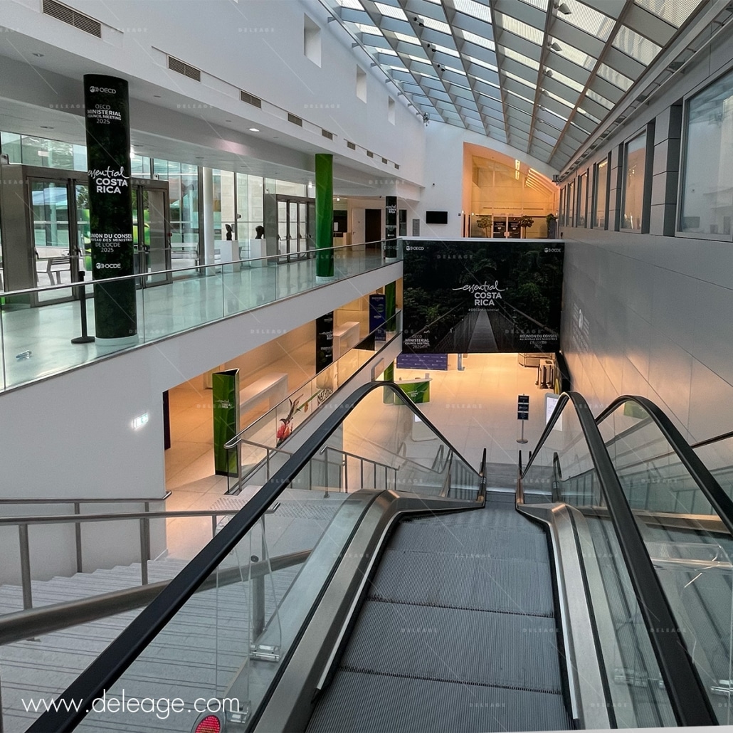 decoration-pilier-kakemono-escalator Décoration pilier kakémono escalator — Un DECOR EXCEPTIONNEL pour la réunion ministérielle de l'OCDE