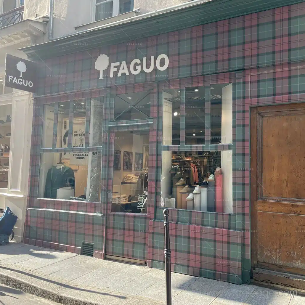 Covering tartan Faguo Le Marais – habillage extérieur Vue oblique de la façade Faguo Le Marais avec habillage de vitrine en covering tartan et vitrophanie décorative.