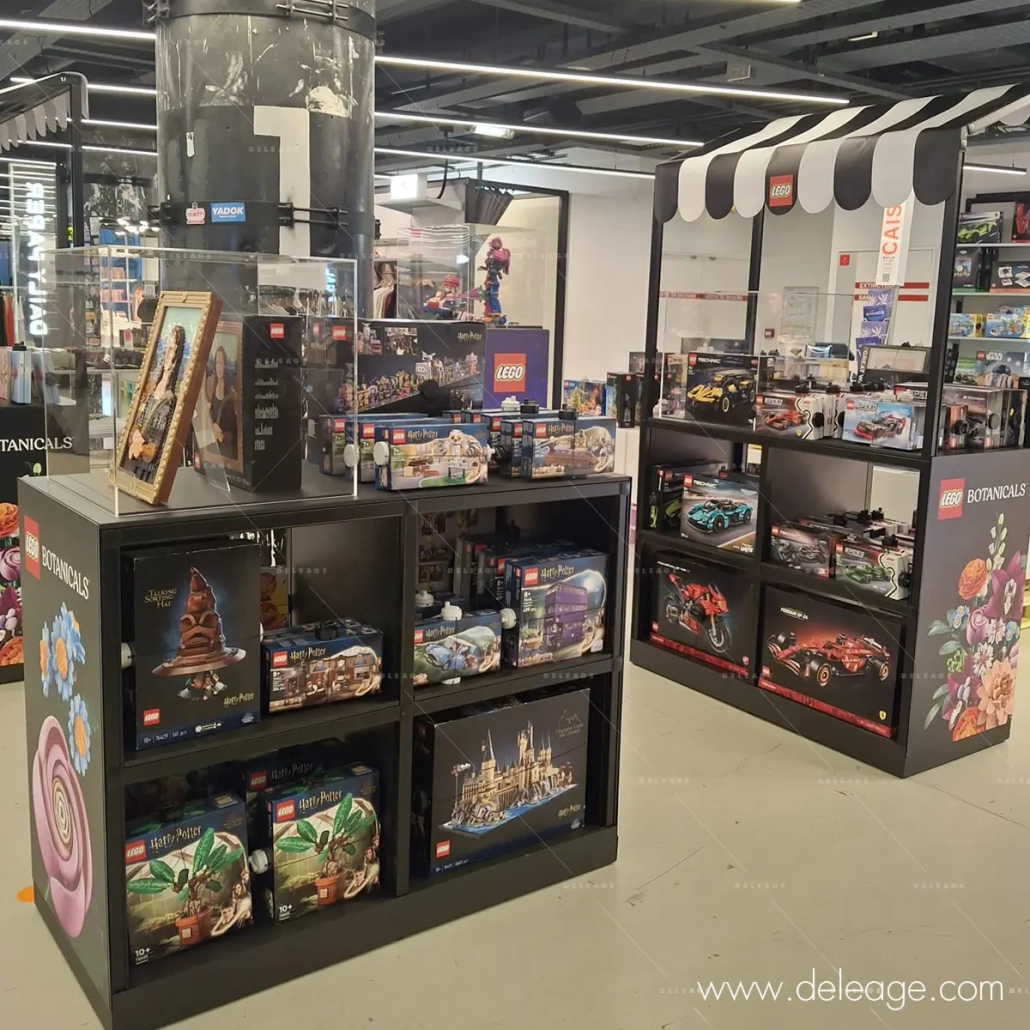 Présentoir LEGO Harry Potter – Comptoir PLV sur mesure Comptoir PLV sur mesure LEGO Botanicals avec visuels imprimés sur Dibond magnétique au Citadium Paris, fabrication Deleage.