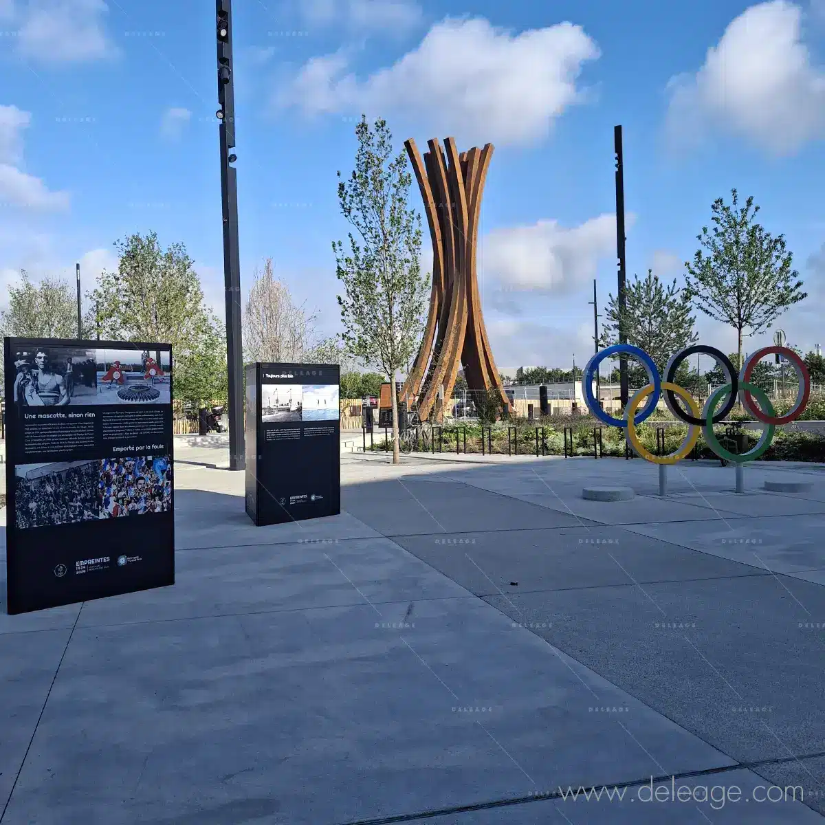 2-structure-exposition-exterieure-anneaux-olympiques-saint-denis Structures d'exposition Deleage installées à côté des anneaux olympiques.