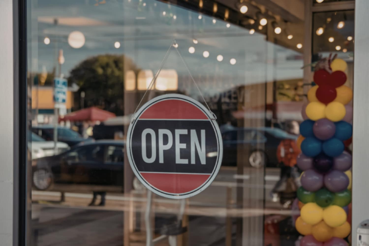 a circular sign hanging on the glass door of a shop Signalétique vitrine efficace — Signalétique sécurité ERP : comment bien la choisir ?