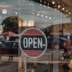 Signalétique vitrine efficace — Signalétique sécurité ERP : comment bien la choisir ?