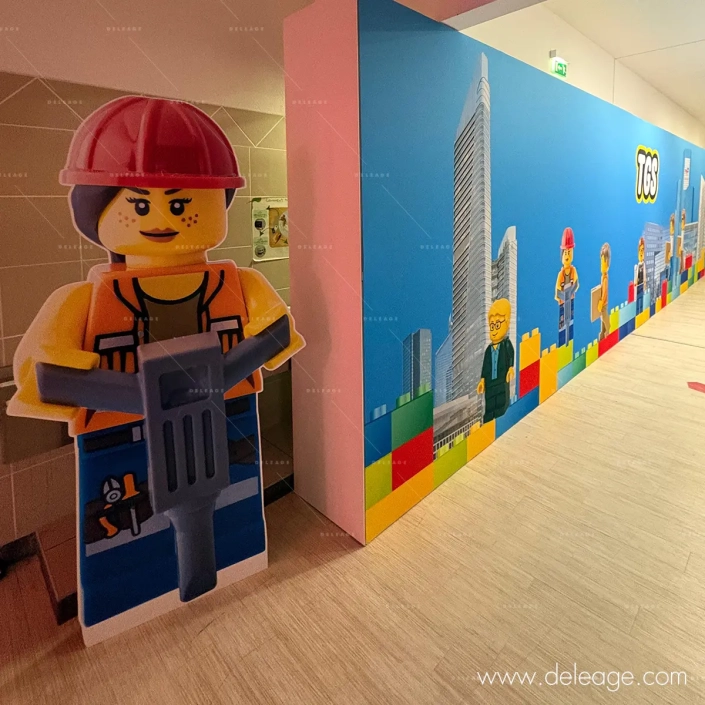 2-cloison-tissu-personnalisee-lego-total Cloison autoportante avec impression tissu et silhouette LEGO au premier plan.