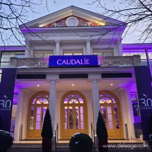 Vue d'ensemble de la décoration événementielle de la façade du Pavillon Gabriel pour Caudalie.