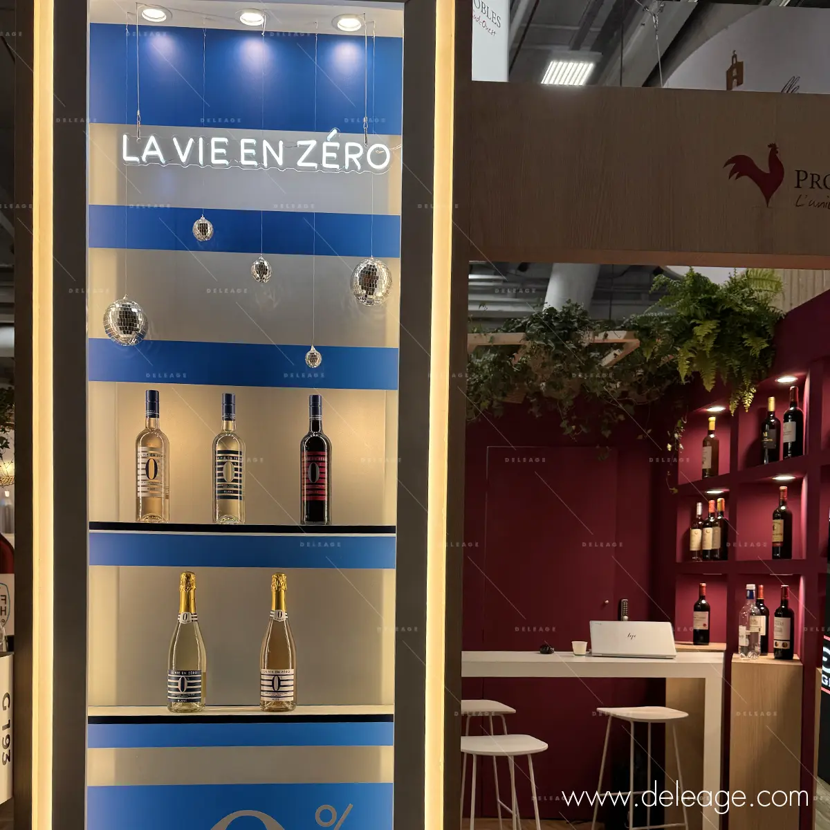 3-signaletique-stand-vitrine-retro-eclairee-wines-paris-2026 3 signalétique stand vitrine retro eclairee wines paris