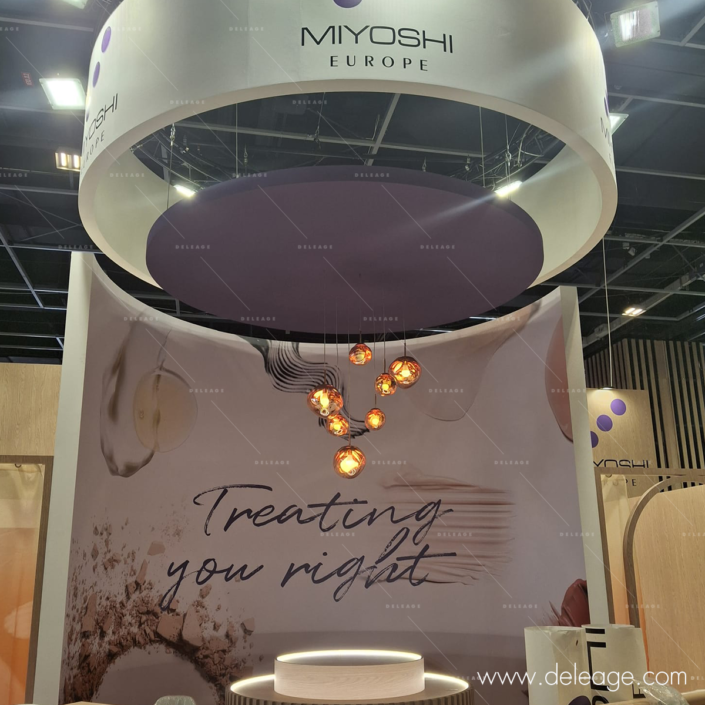 stand-miyoshi-europe-in-cosmetics-2026-totem-suspendu-mur-imprime-705x705 Stand miyoshi europe in cosmetics 2026 totem suspendu mur imprimé 705x705