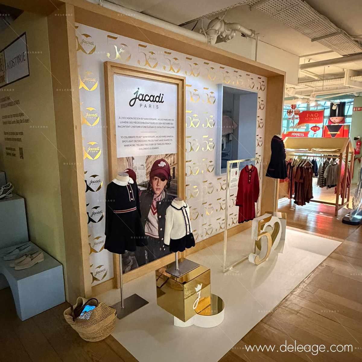 2-decor-vitrine-jacadi-objets-volume-polystyrene-dibond-or Décor de vitrine Jacadi avec objets en volume polystyrène et stèles Dibond or miroir