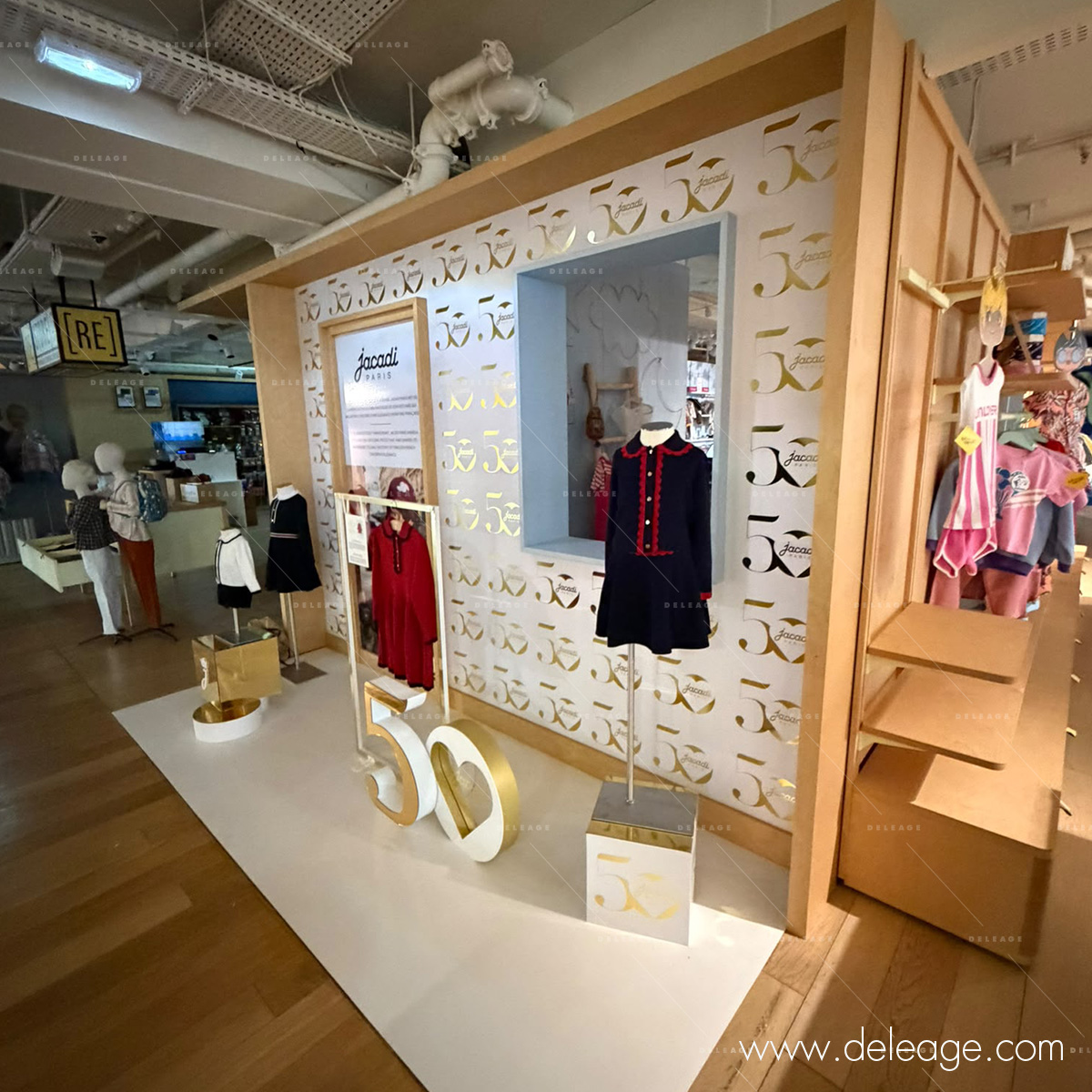 3-scenographie-vitrine-jacadi-50-ans-deleage Scénographie des 50 ans de Jacadi : chiffre « 50 » en volume et pièces iconiques de la marque