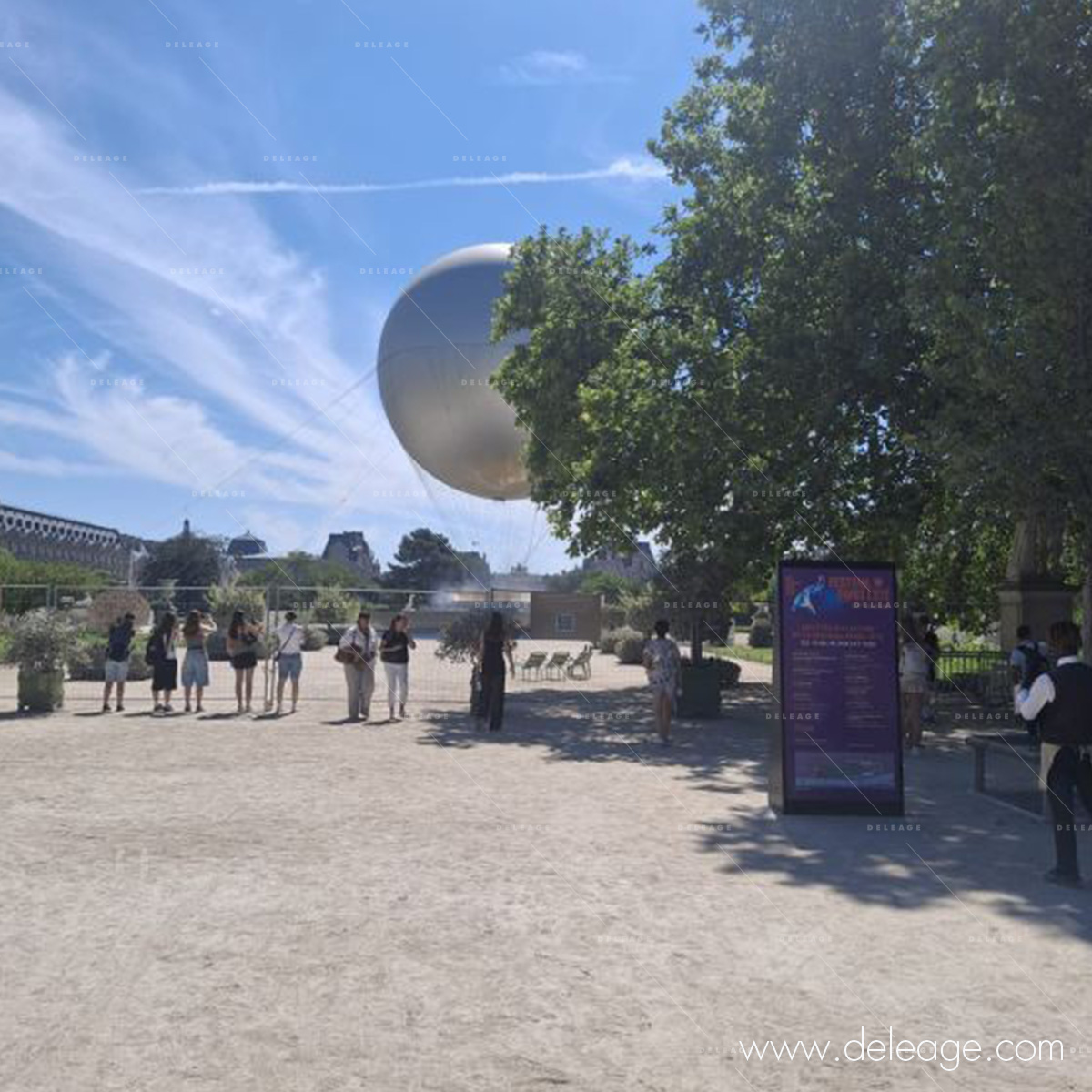 pyramide-exposition-exterieure-double-face-tuileries-concorde.jpg Pyramide d'exposition extérieure double face imprimée sur Dibond, entrée des Tuileries côté Concorde, L'Été du Louvre