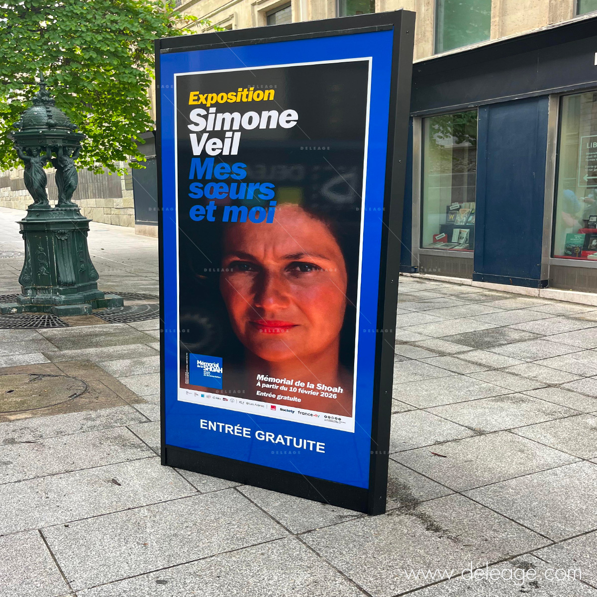 pyramide-memorial-shoah-exposition-simone-veil-mes-soeurs-et-moi.jpg Pyramide d'exposition DELEAGE avec signalétique de l'exposition « Simone Veil. Mes sœurs et moi », Mémorial de la Shoah