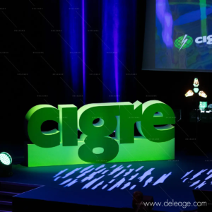 Logo en volume polystyrène CIGRE éclairé en vert sur la scène du CIGRE 2026, Palais des Congrès de Paris