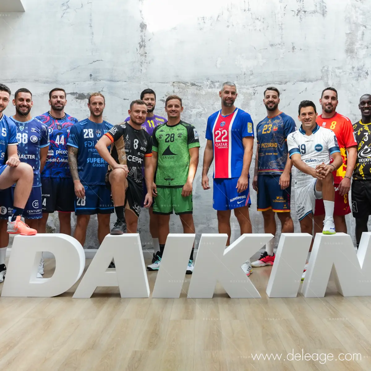 1-standiste-evenementiel-lettres-volume-daikin-media-day Lettres DAIKIN en volume polystyrène blanc devant un groupe de joueurs de handball, Media Day à Paris