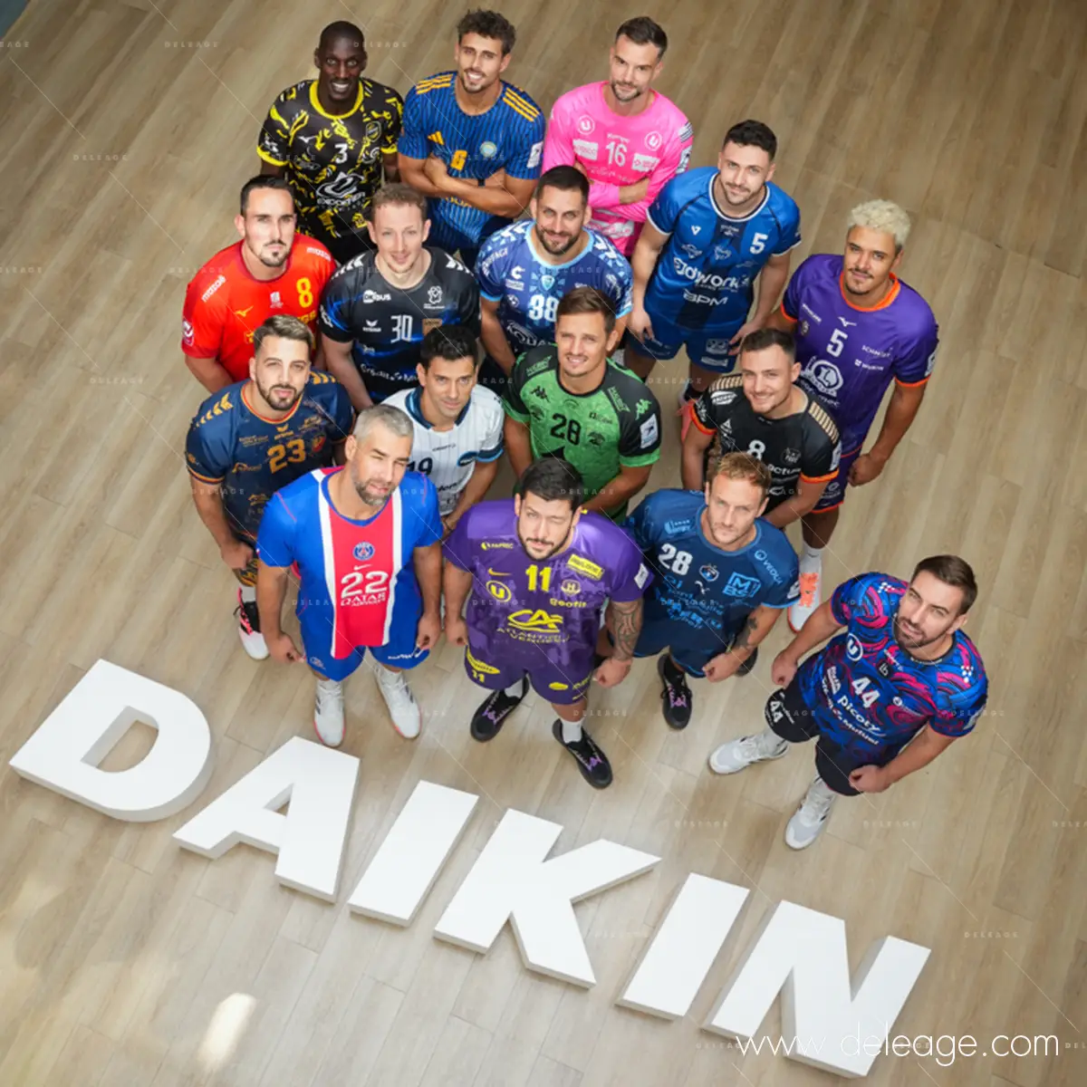 2-plan-photo-plongee-volume-polystyrene-daikin Vue en plongée sur les lettres DAIKIN en polystyrène blanc et un groupe de joueurs de handball