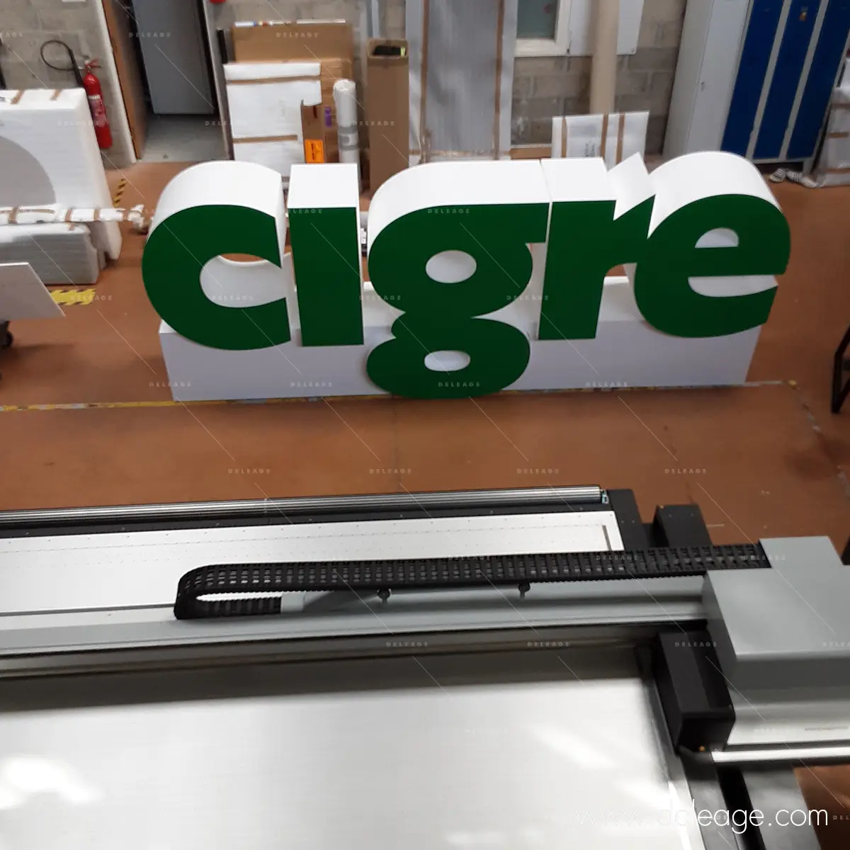 4-logo-volume-polystyrene-atelier-deleage Logo CIGRE en volume polystyrène terminé dans l'atelier DELEAGE, vu de face avant expédition