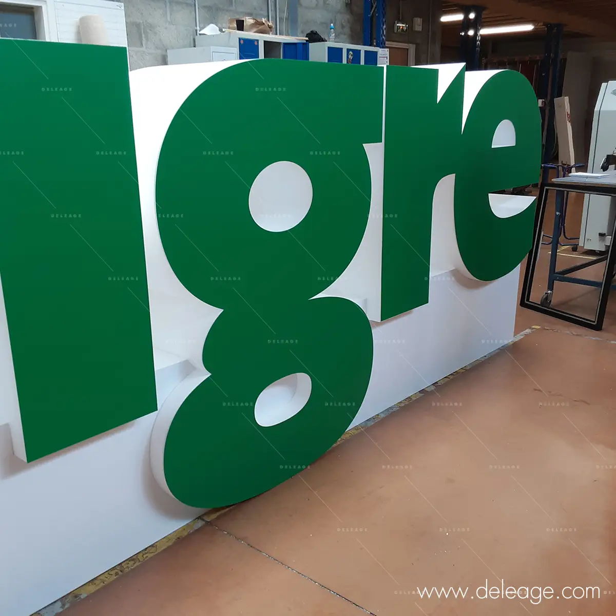 6-detail-facing-pvc-contrecolle-logo-polystyrene Détail du facing PVC vert contrecollé sur les lettres du logo CIGRE en volume polystyrène